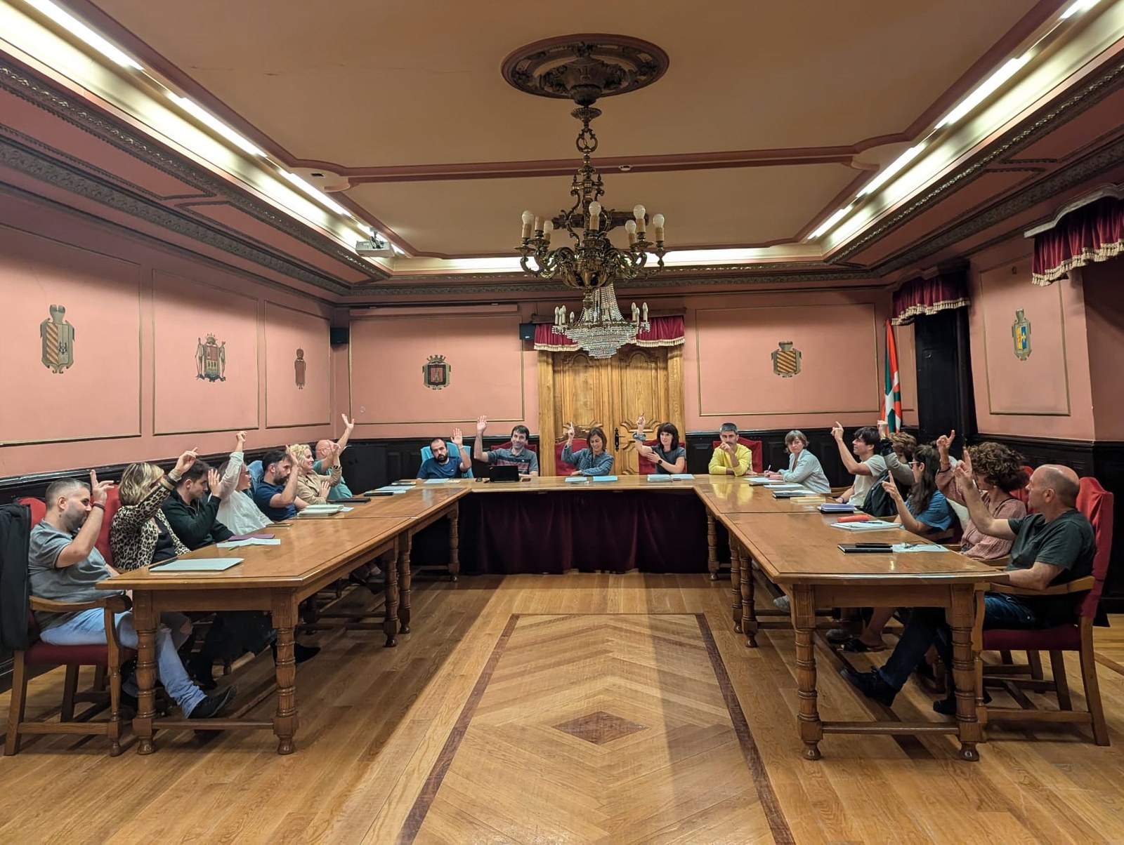 2025. urterako zergak, tasak eta prezio publikoak %3 igotzea onartu dute, aho batez