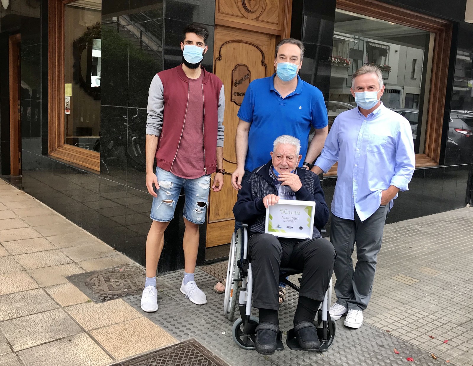 50 urte bertako merkataritza mimoz lantzen