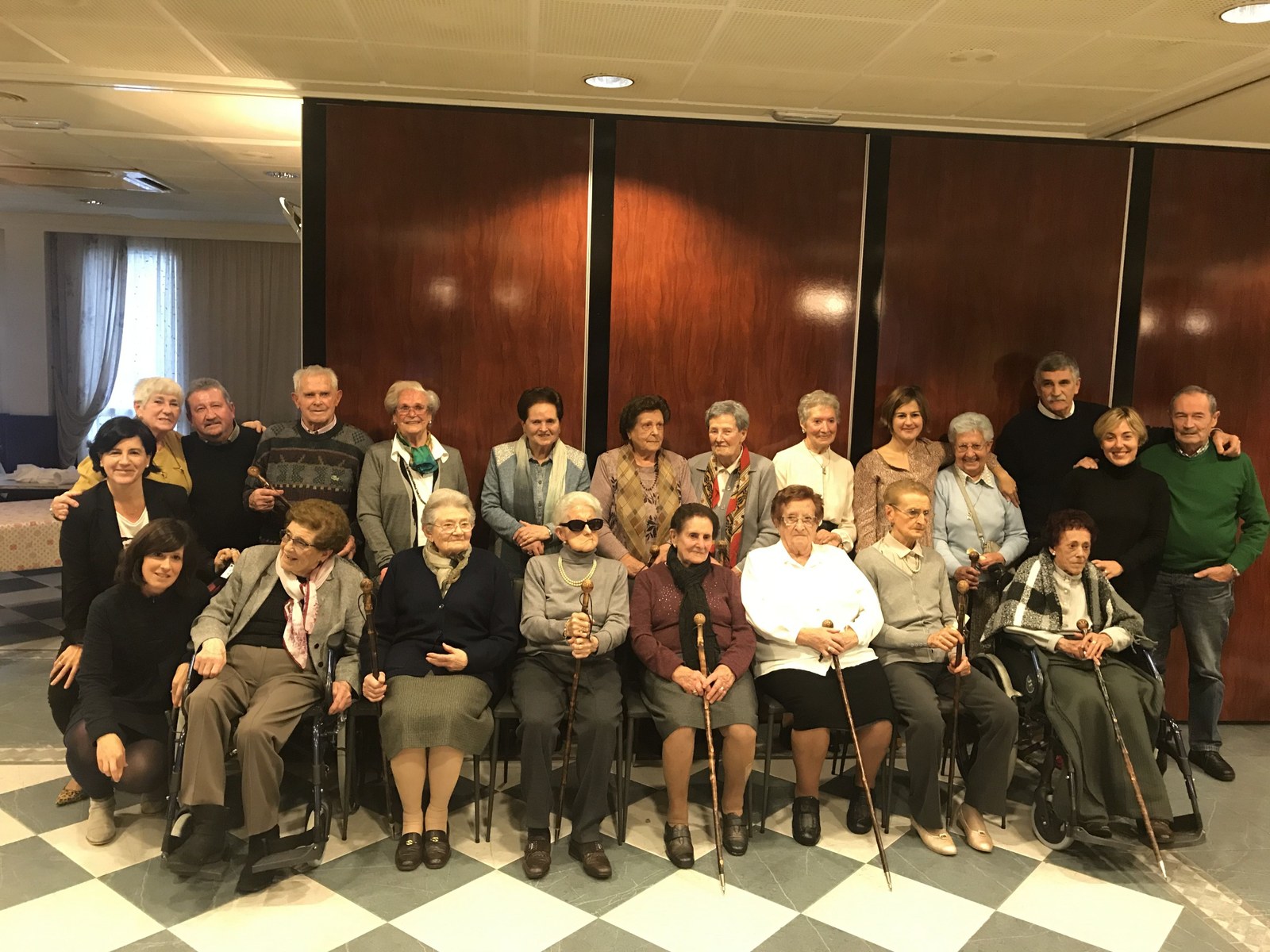 90 urteko herritarrek Udalaren eta Baigeraren omenaldia jaso zuten atzo