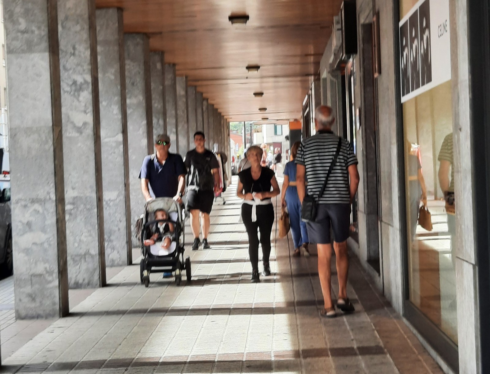 Abian da txikizkako merkataritzari laguntzeko zenbait zerbitzuren eta hornigairen lizitazioa