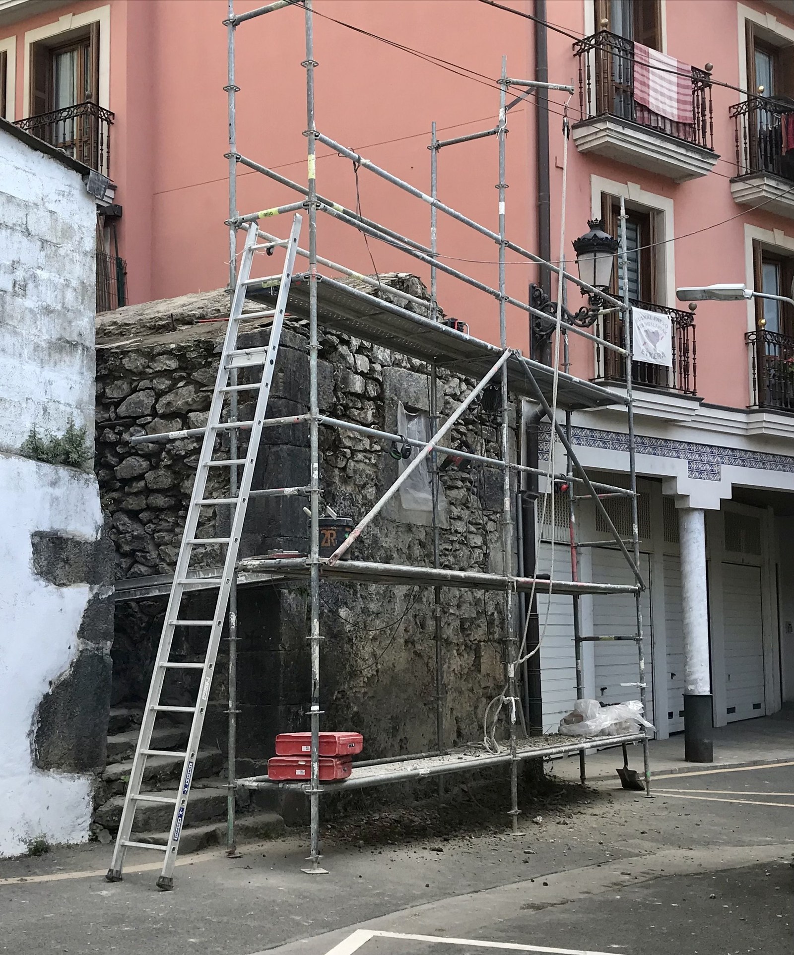 Abian dira Albergako ur-biltegia zaharberritzeko lanak