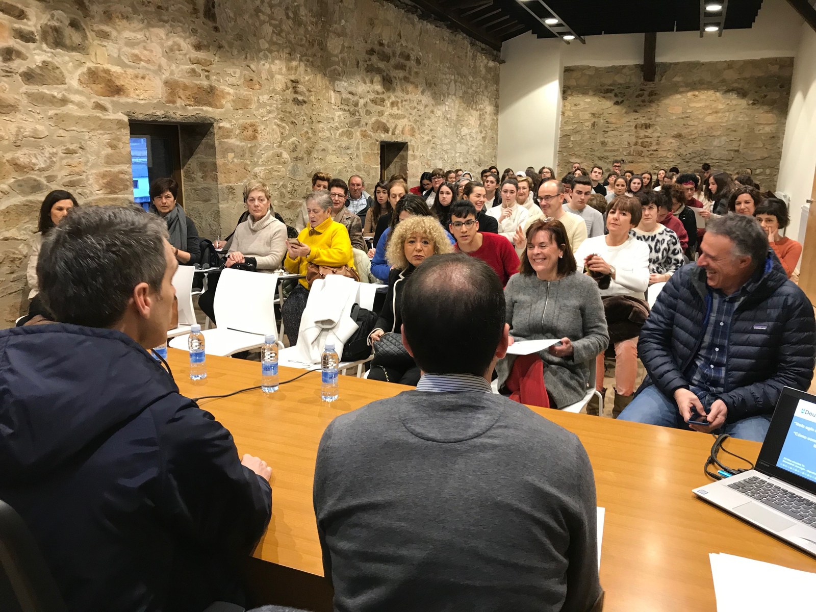 Adinekoen bakardadeari aurre egiteko jardunaldia, beteta