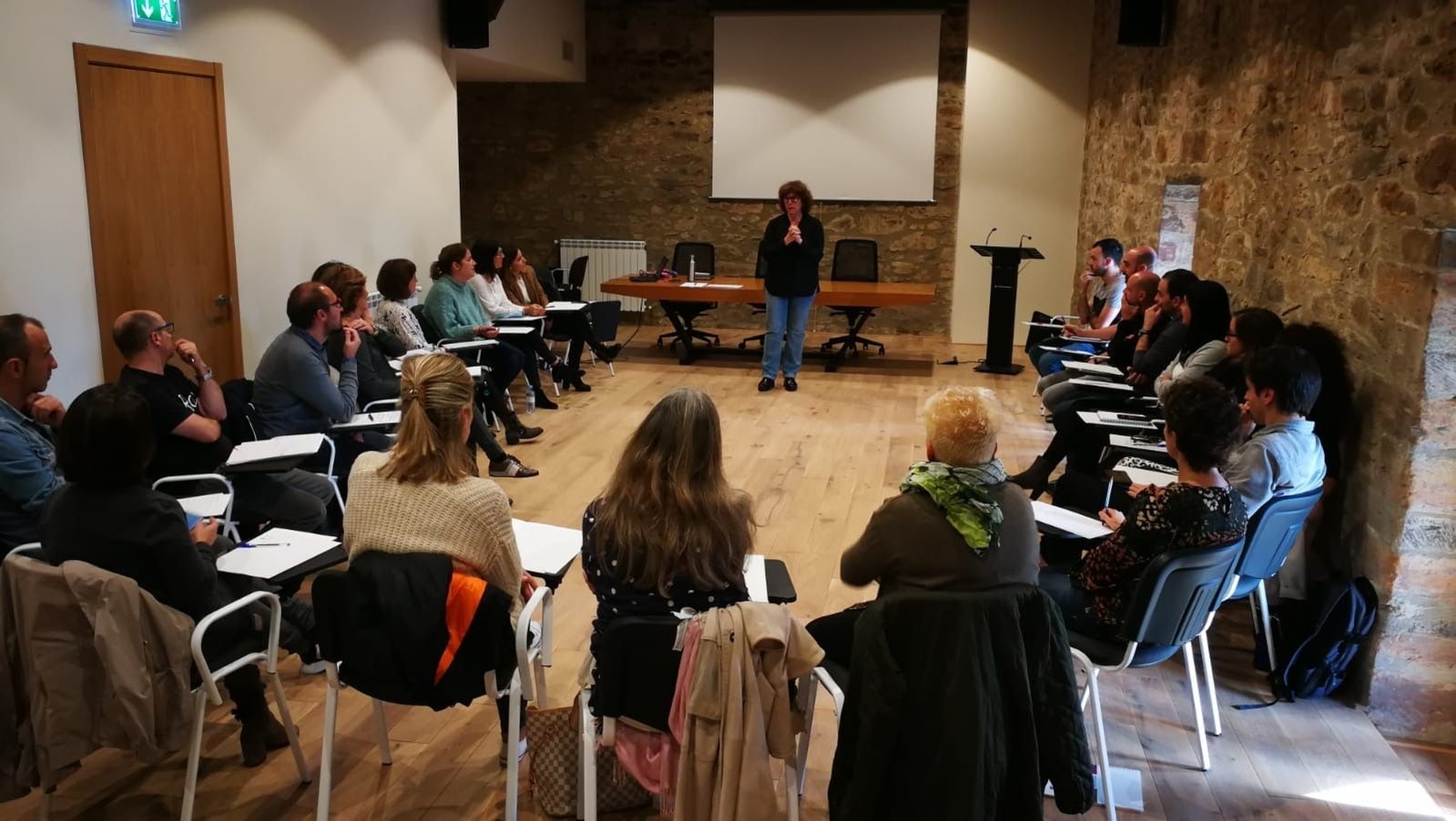 'Administrazio publikoekiko harremana' ikastaroan izena emateko azken aukera