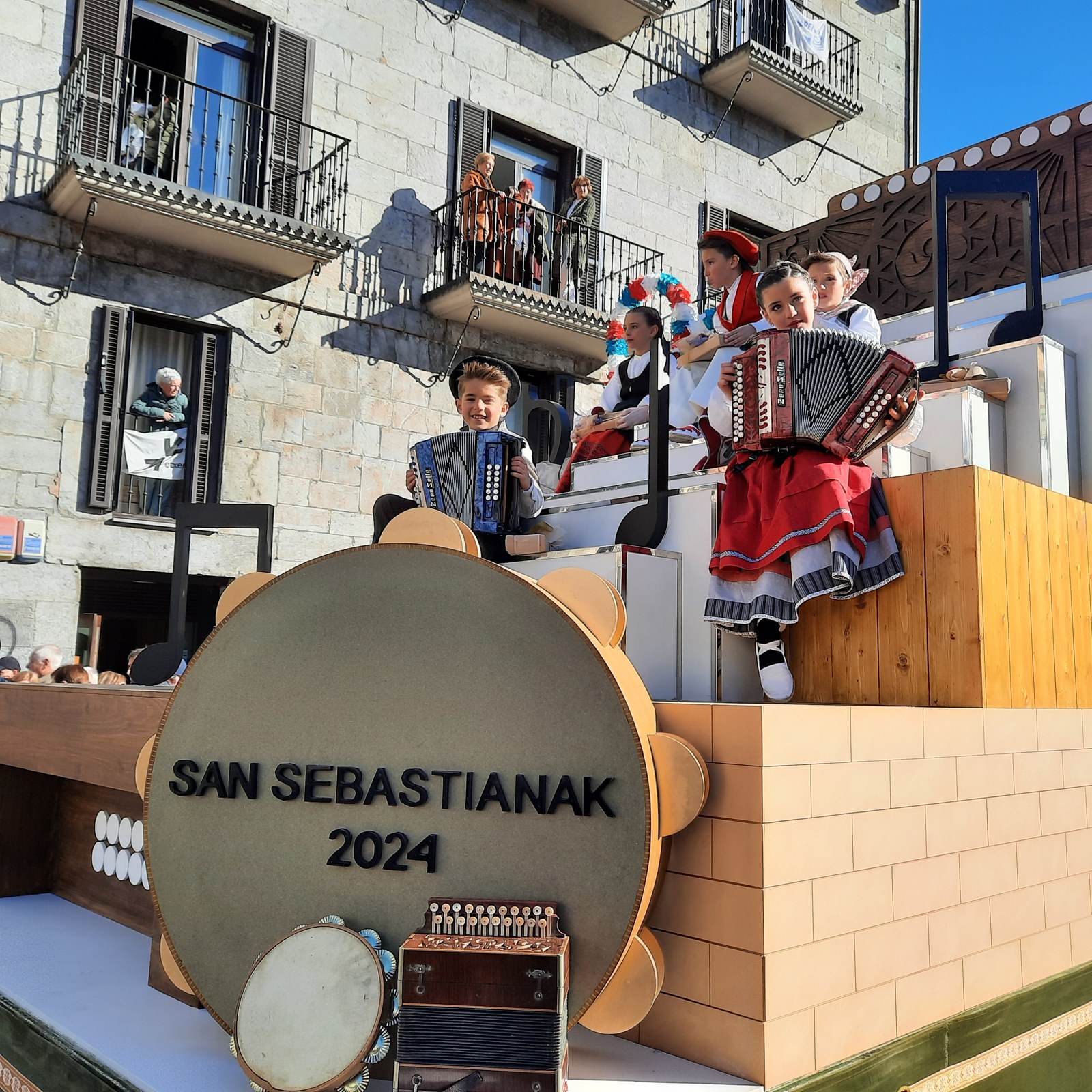 Aitor Expositok egingo du 2025eko haurren danborradako karroza