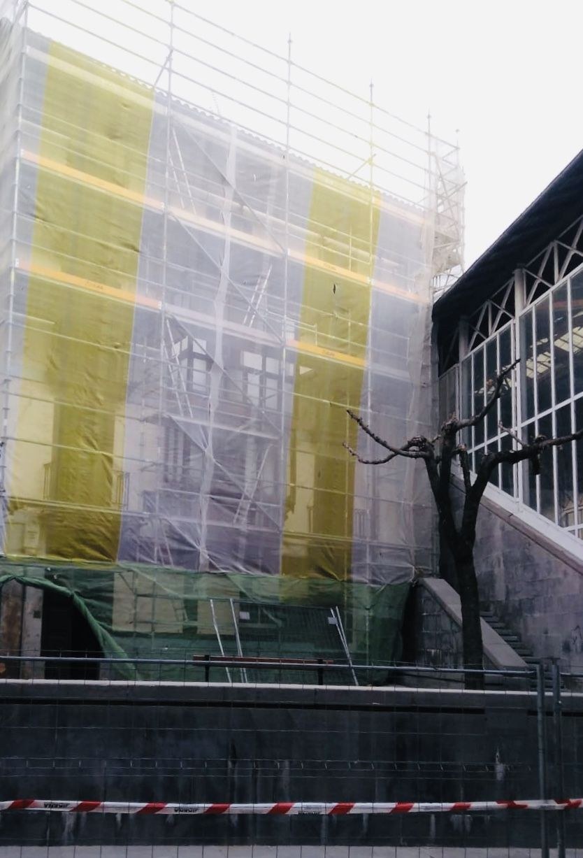 Apaiz etxea eraisten hasi dira etxebizitza babestuak eraikitzeko