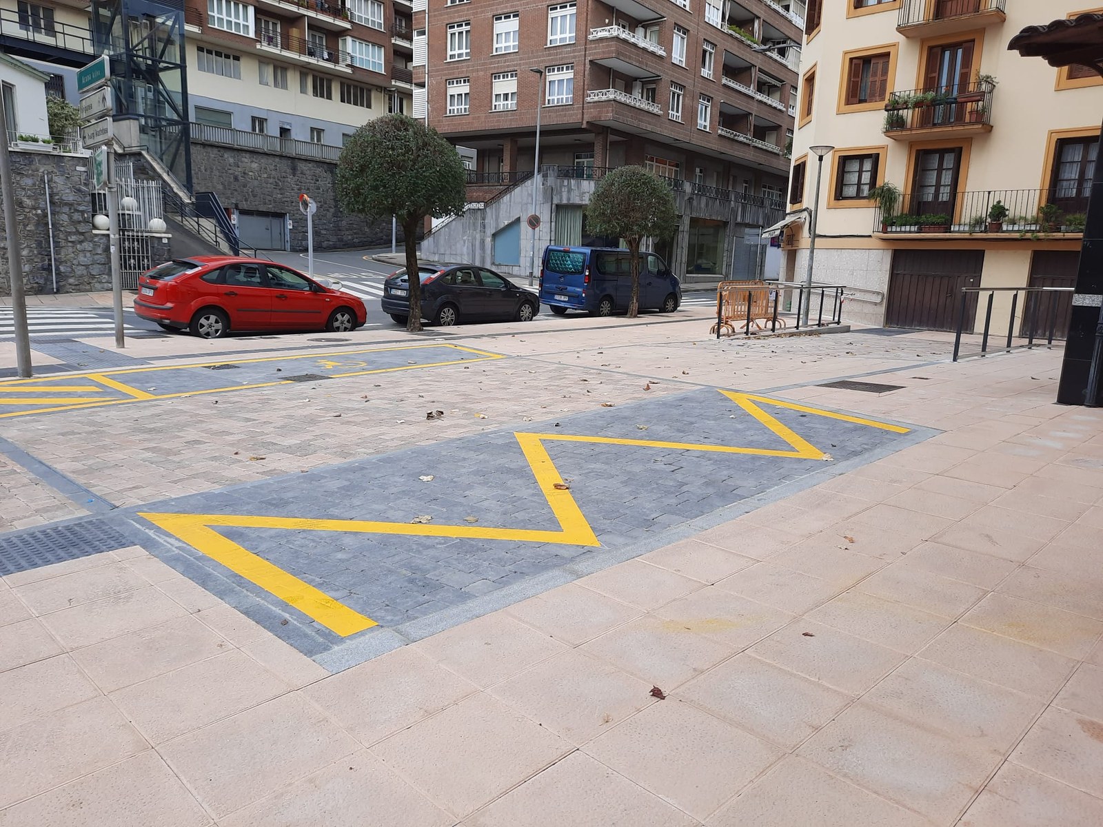 Arana 17 eta 19 etxe-atarien plazatxoa, eraberrituta