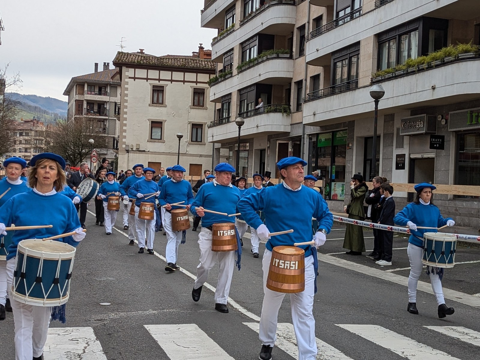 Artzain-inudeen kalejiran danborra jotzeko aukera