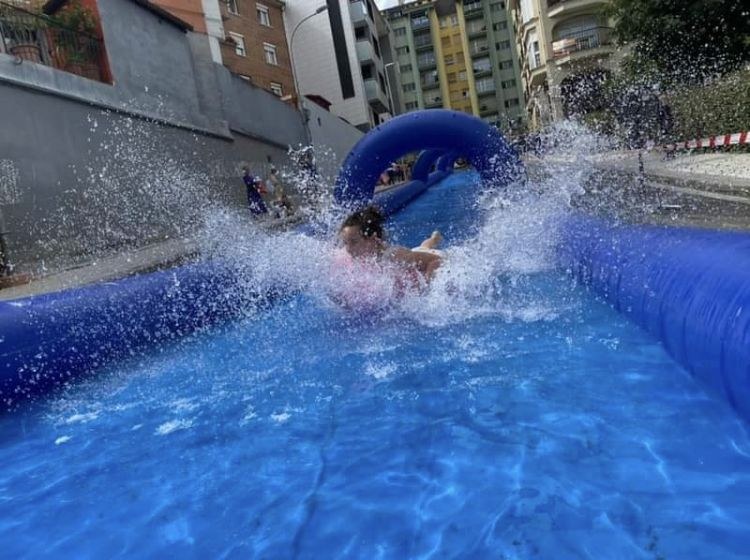 Astearteko haurren ur-jolasetarako gonbidapenak eskuratu daitezke dagoeneko