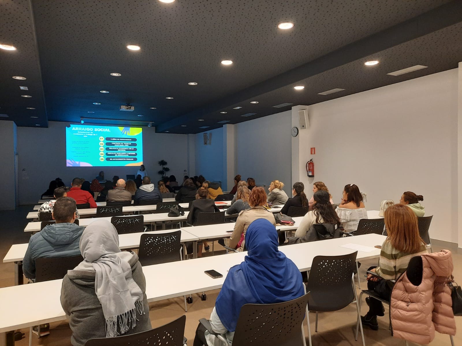 Atzerritartasun lege berriaren inguruko informazioa eskaintzeko saio egin da, udalak antolatuta