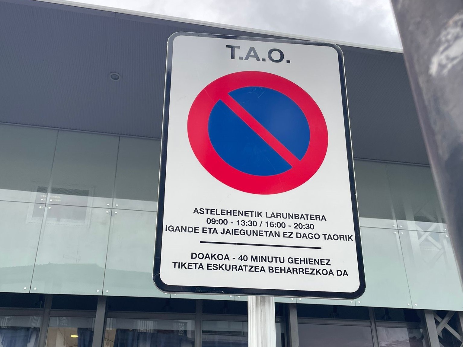 Azoka Plaza atzeko aparkalekua doan, baina 40 minutuko mugarekin