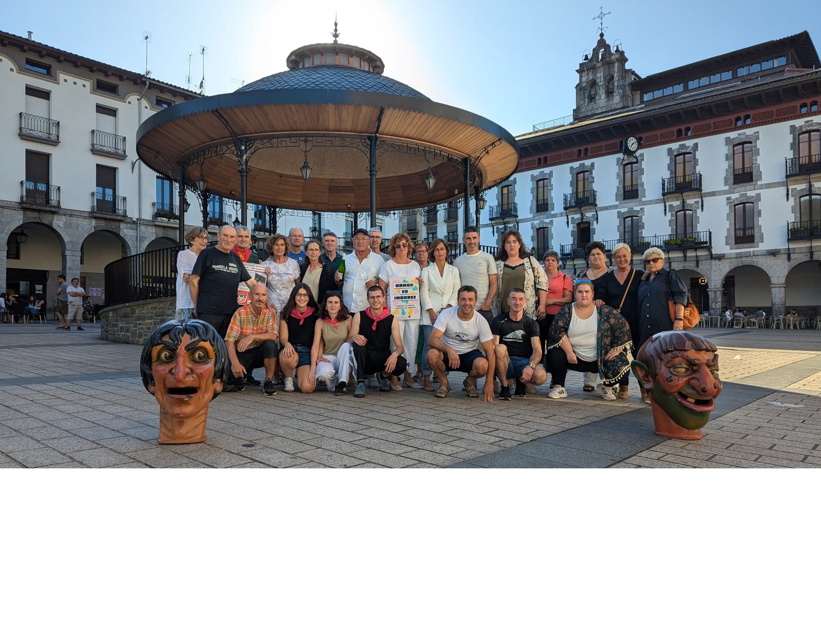 Azokara etortzen diren baserritarrak eta euskal taldeen kontzertuak, saninazioetako protagonista