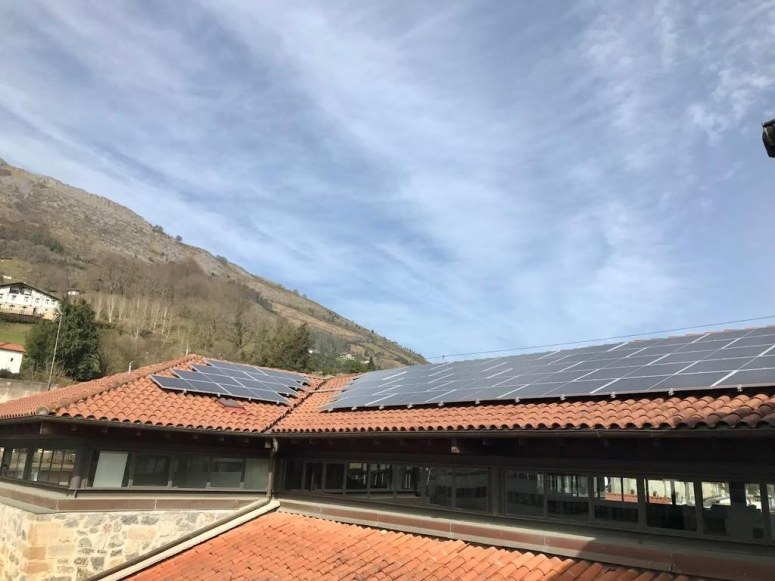 Azpeitiko Udalak 74.728 euro jasoko ditu udaletxeko eraikinean eraginkortasun energetikoa hobetzeko eta eguzki sorgailu fotovoltaikoaren bidez energia berriztagarriak instalatzeko