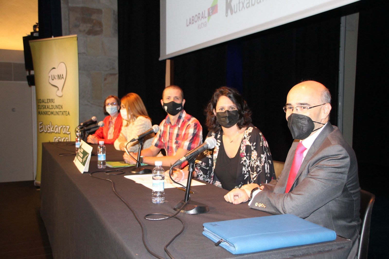 Azpeitiko bulegoetan ere euskara lehenesteko konpromisoa hartu dute hiru finantza erakundek