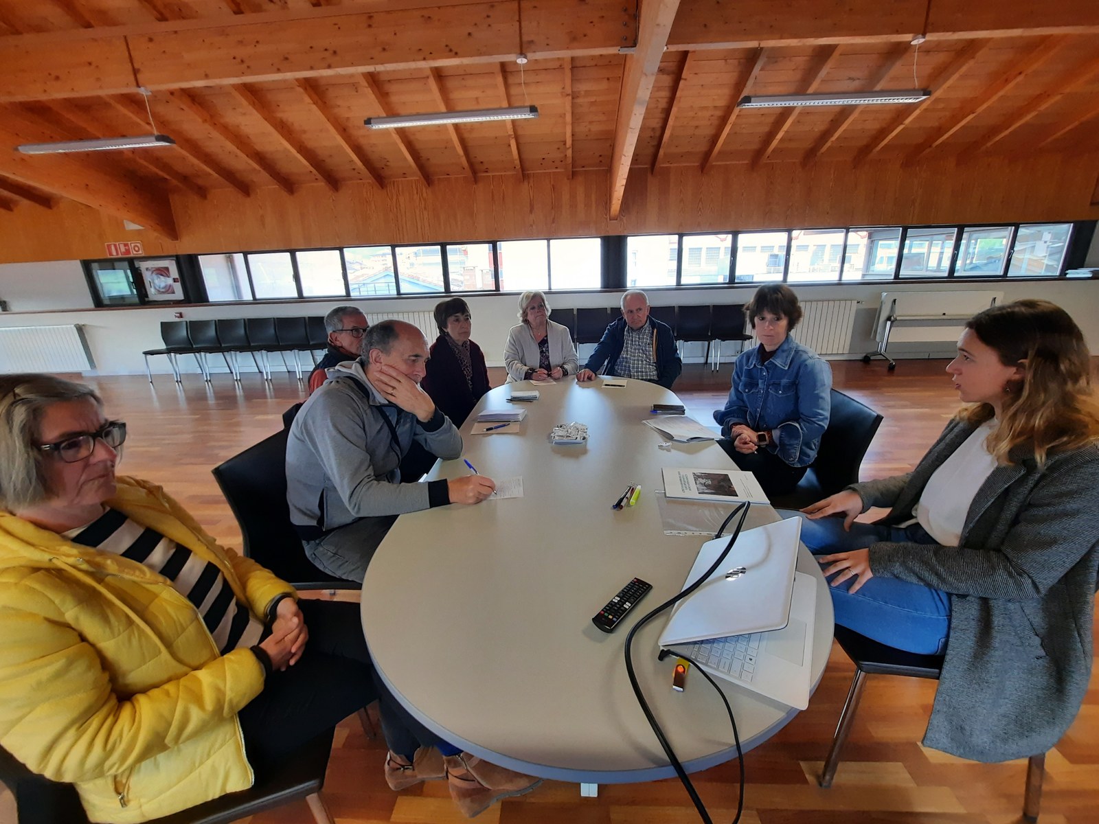 Bakarrik bizi diren 65 urtetik gorako herritarren inguruko azterketa: sare sozial sendoa eduki arren, bakardade sentipena oso hedatua dago