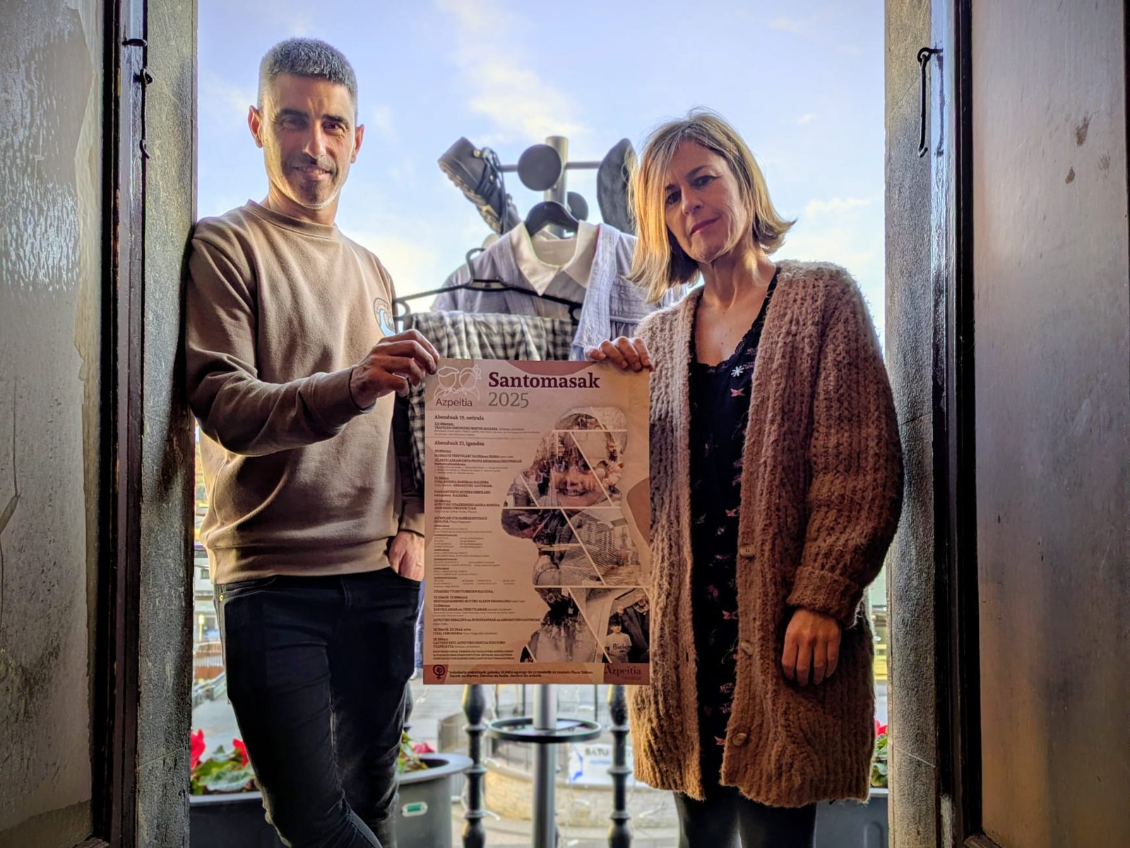 Baserritar jantziak prest? Badatoz santomasak