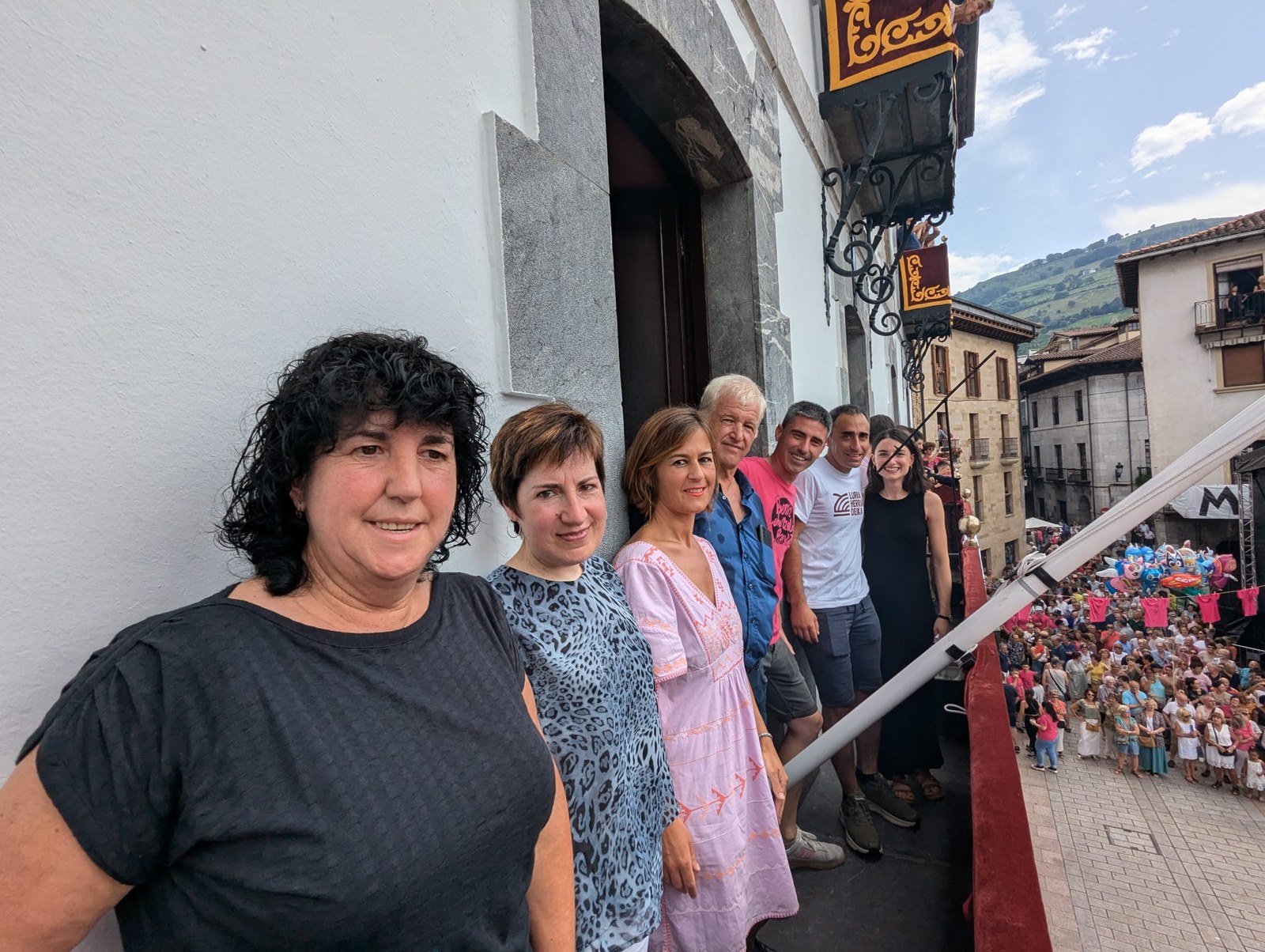 Baserritarrek botatako txupinazoarekin batera lehertu da festa