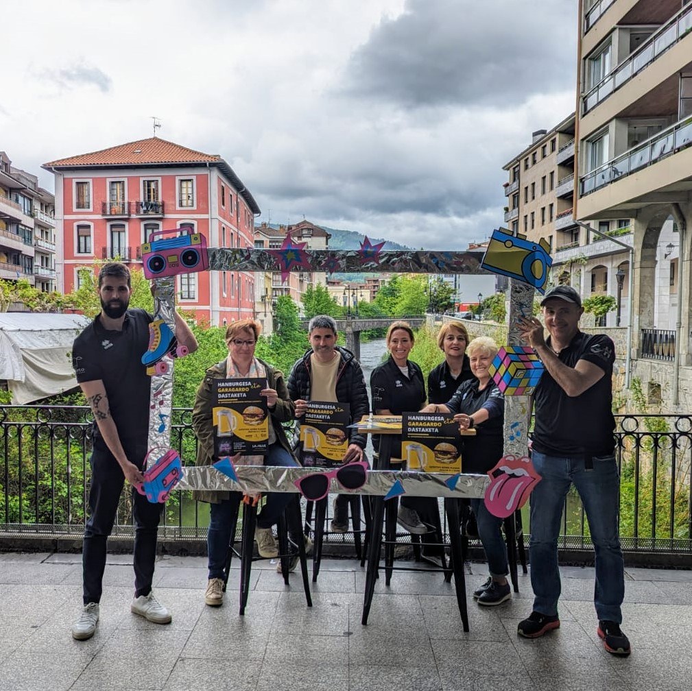 Berritasunekin dator III. Hanburgesa eta Garagardo Dastaketa