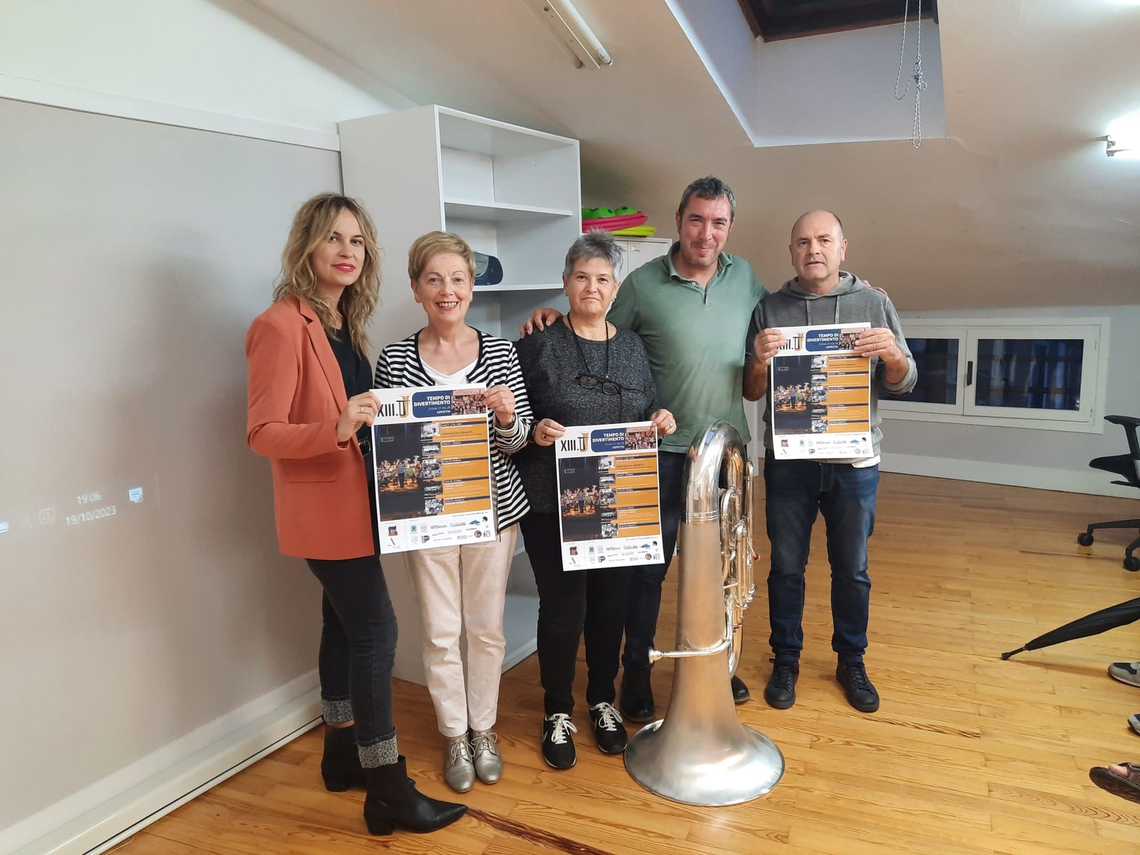 Bi eguneko jaialdia, tubaren bueltan