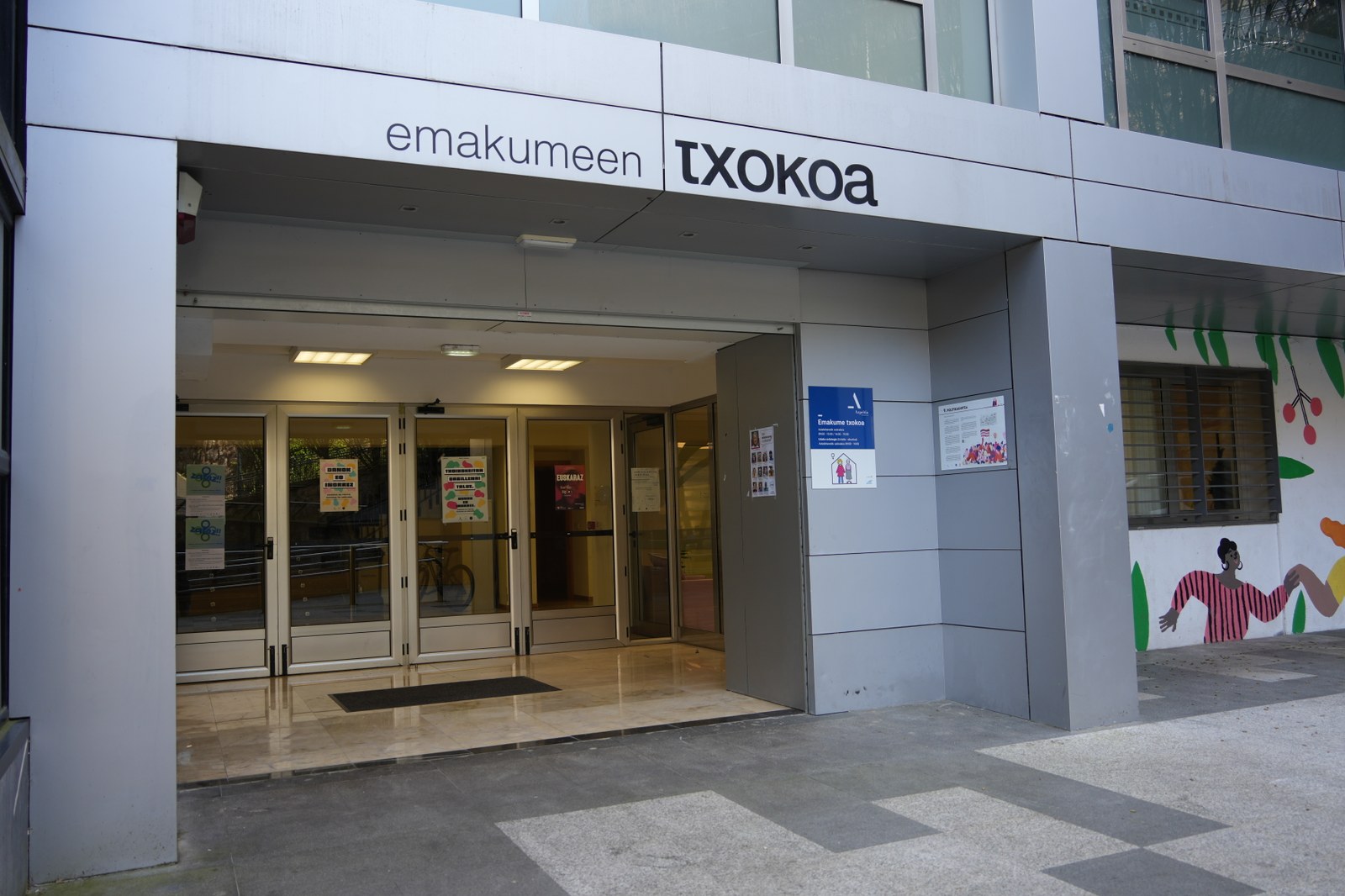 Bi jabetze eskolatan, izen-ematea zabalik