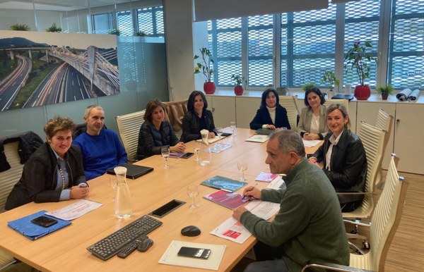 Bide Azpiegituren foru diputatuarekin bildu da Nagore Alkorta alkatea