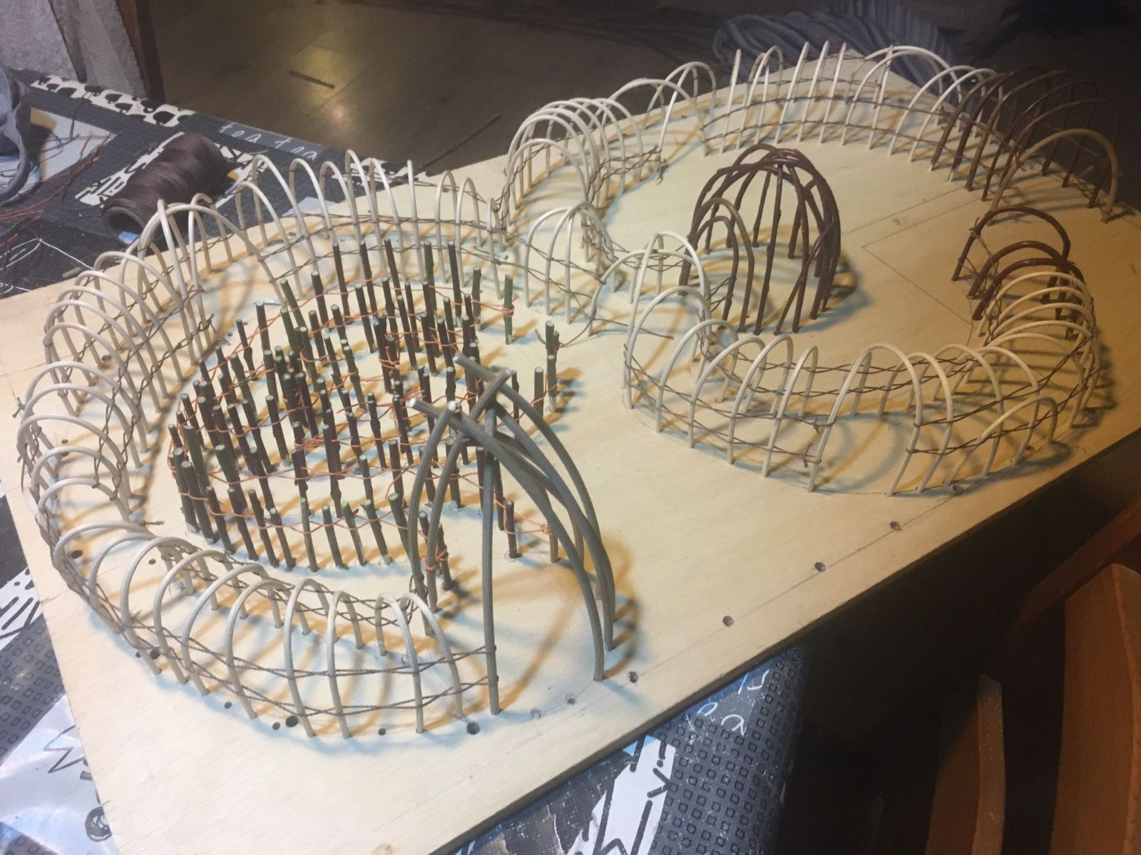 Bihar hasiko dira haurrak zumitzezko labirintoa landatzen