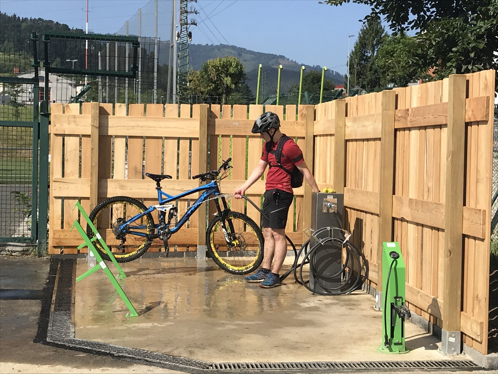 Bizikletak garbitzeko puntu berria egin du Udalak, herritarren eskaerei erantzunez