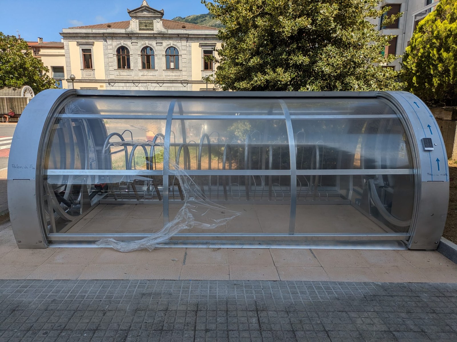 Bizikleten eguneroko erabilera sustatzeko, bizikletentzako bi aparkaleku itxi