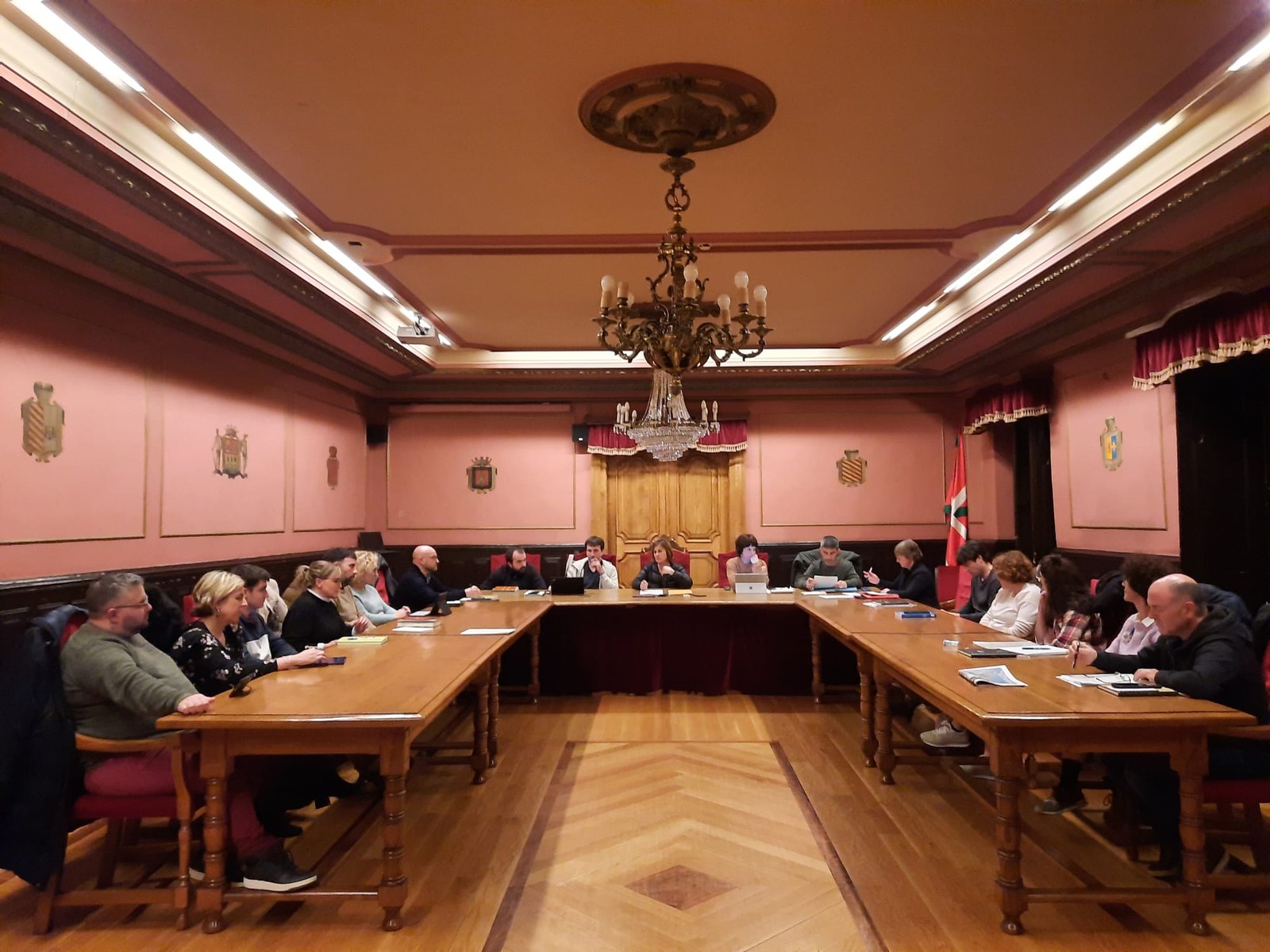 Buruzai proiektuaren inguruko jarrera berretsi, eta proiektuaren inguruko alegazioak aurkeztuko dituela iragarri du Azpeitiko Udalak