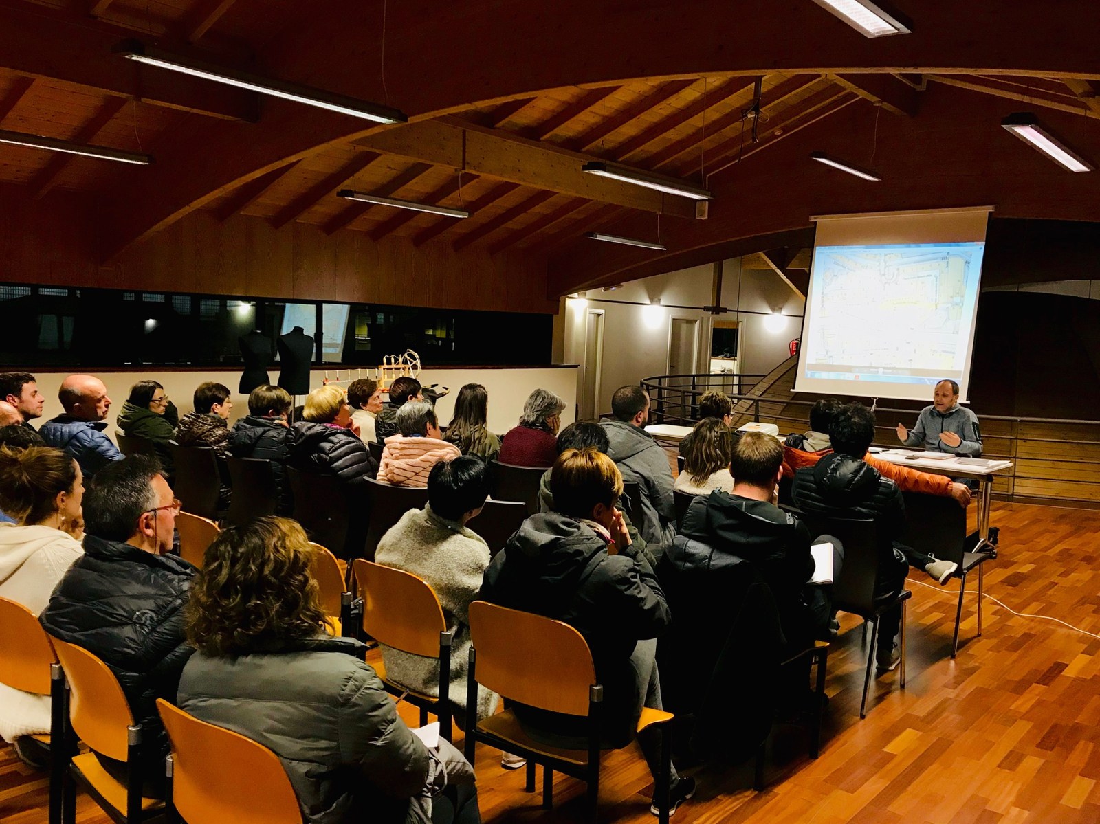 Bustinzuriko Errebaleko hainbat kontutaz aritzeko bilera egin du Udalak merkatari eta bizilagunekin