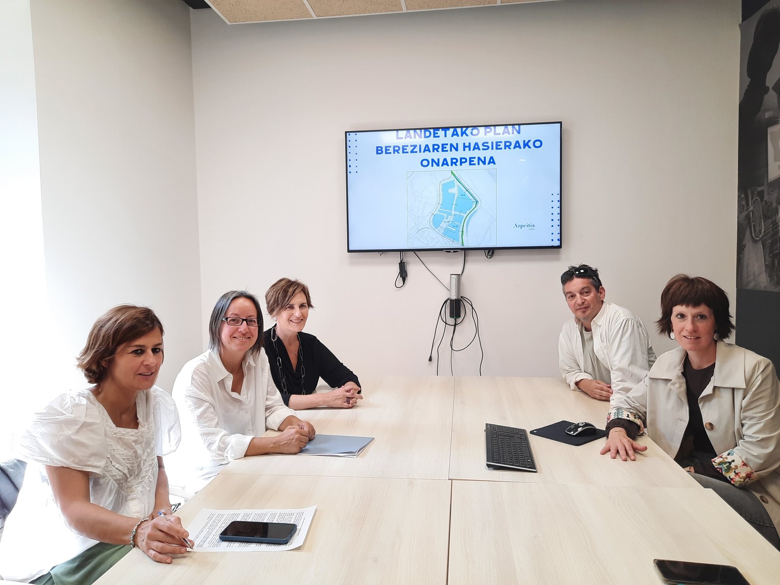 Dagoen aktibitatearen egoera hobetu eta hutsik dagoena erakargarri bihurtzeko helburuz eman dio hasierako Landetako Plan Bereziari Udalak