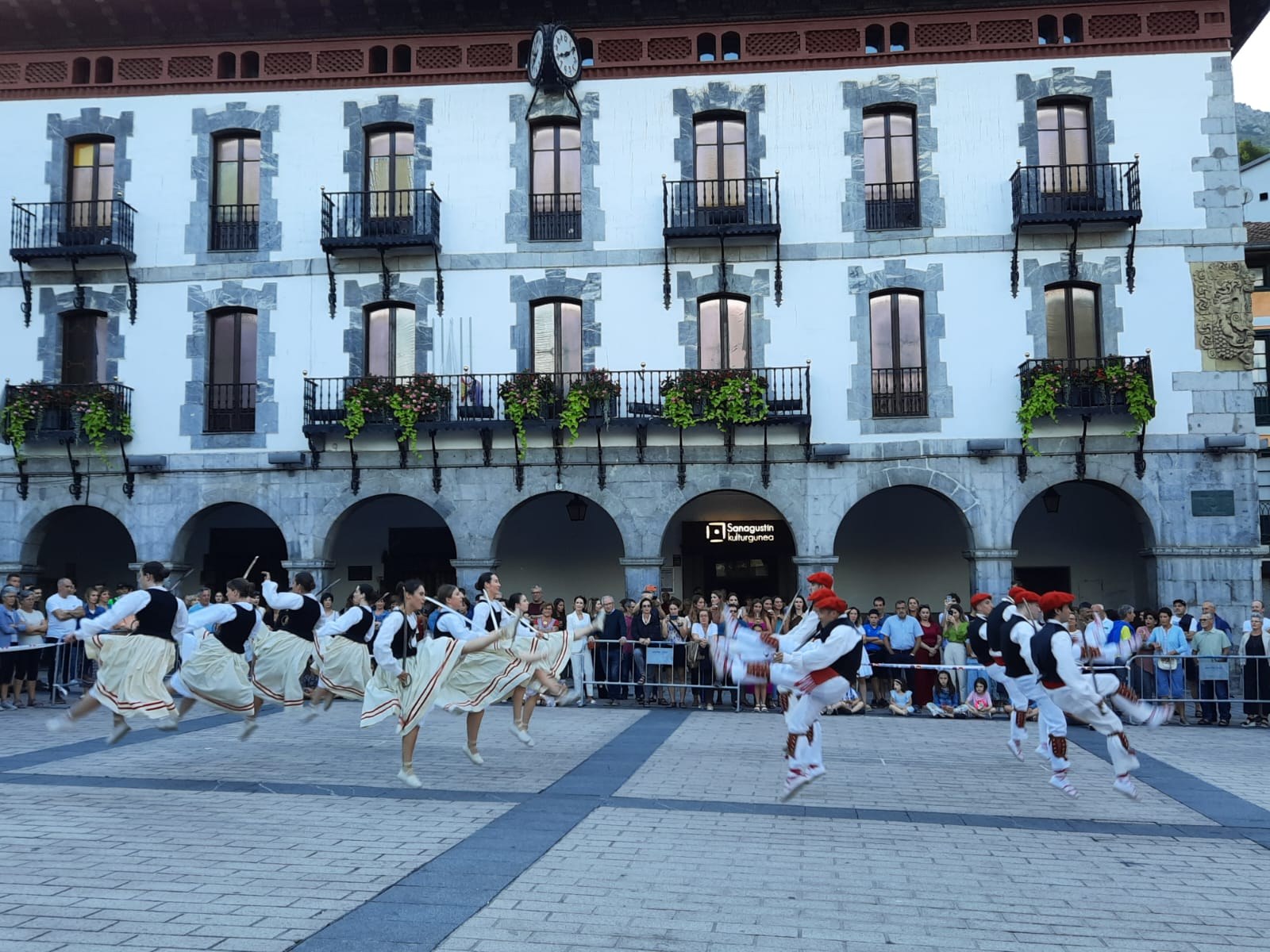 Dantzaz gozatzeko lau hitzordu