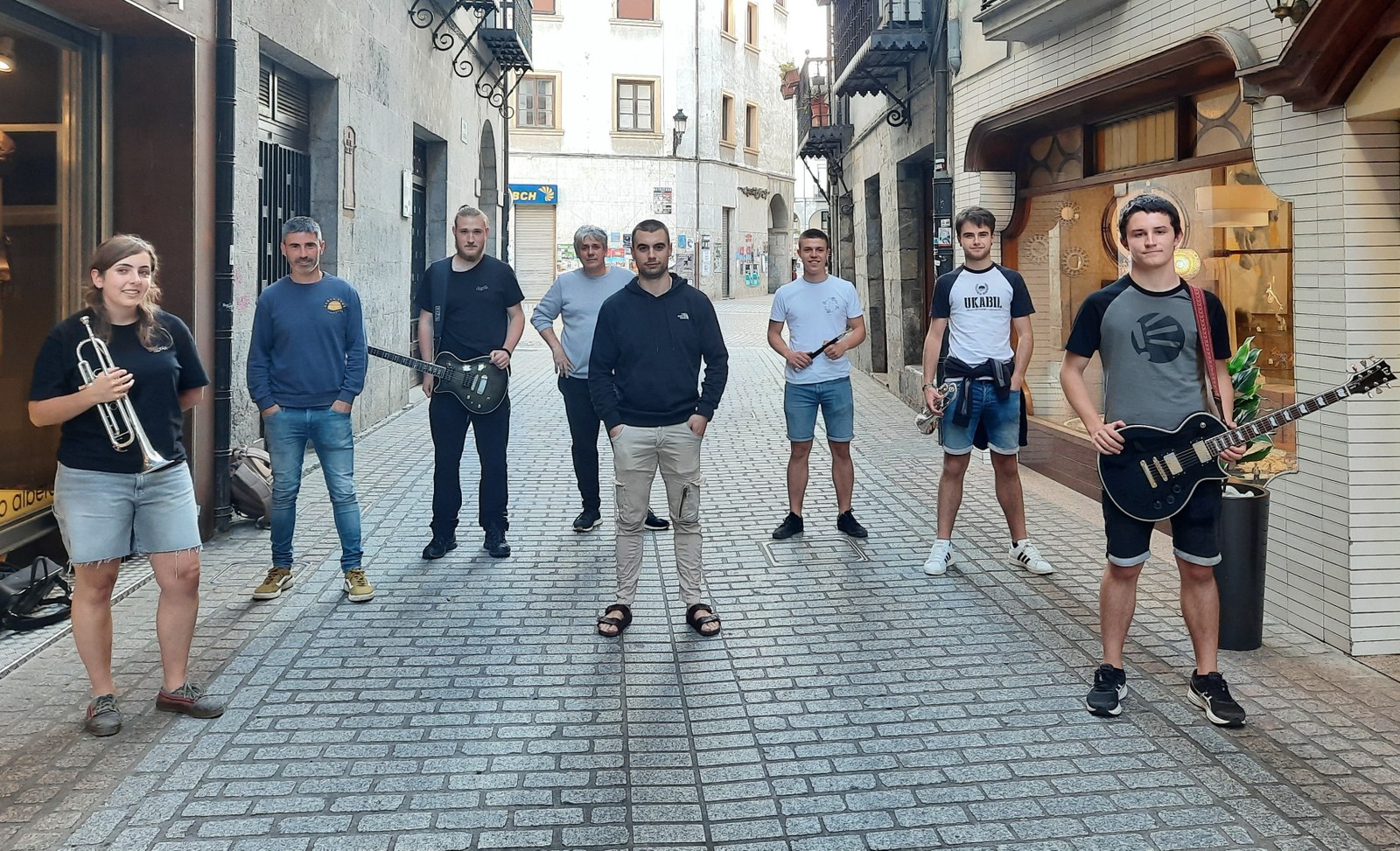 Dena prest elektrotxarangek kaleak alaitzeko