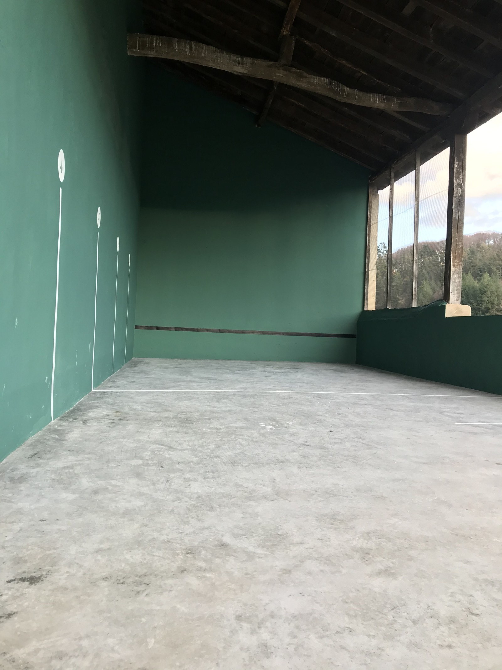 Elosiagako frontoiko zorua berritu du Udalak