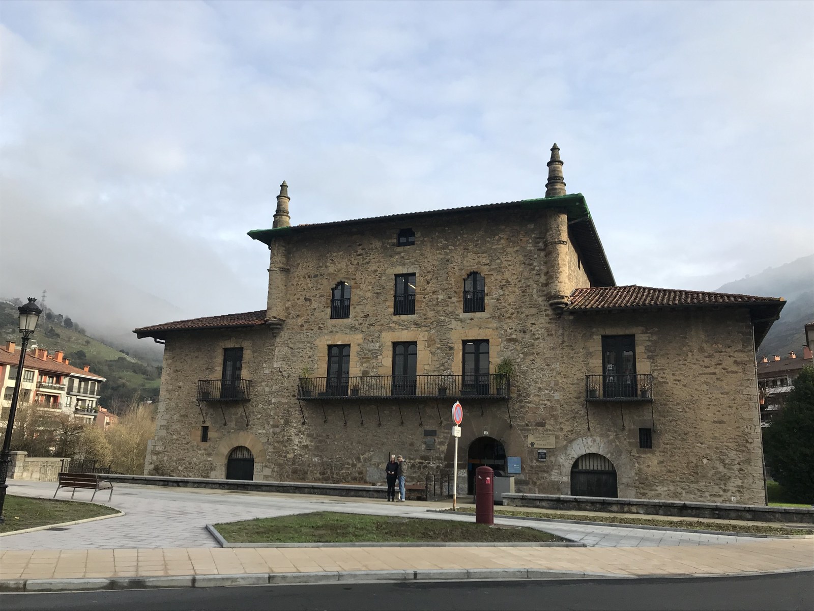 Enparan dorretxe ingurua, oinezkotuta