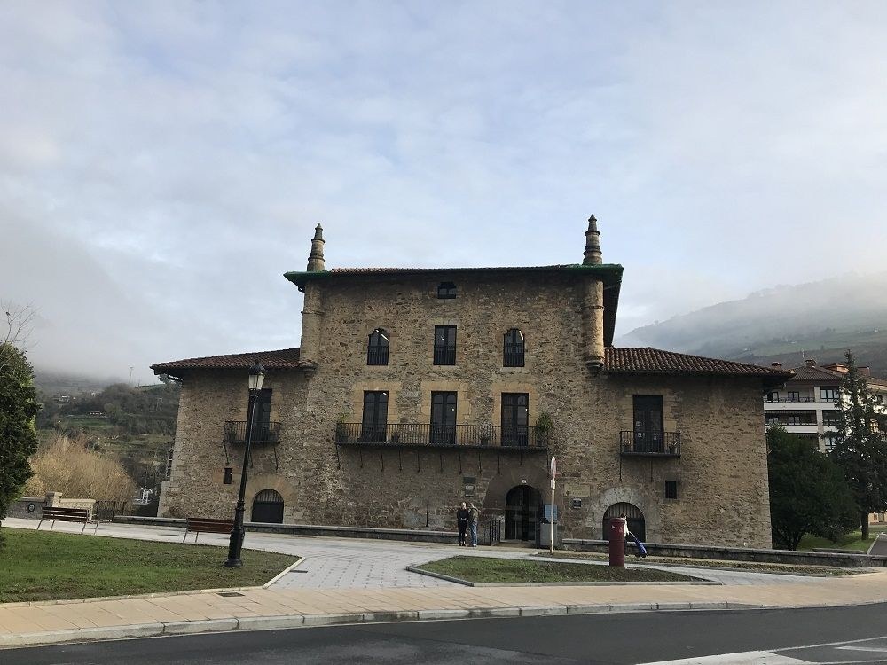 Eraikin publikoak pixkanaka irekiko dira, bihartik aurrera