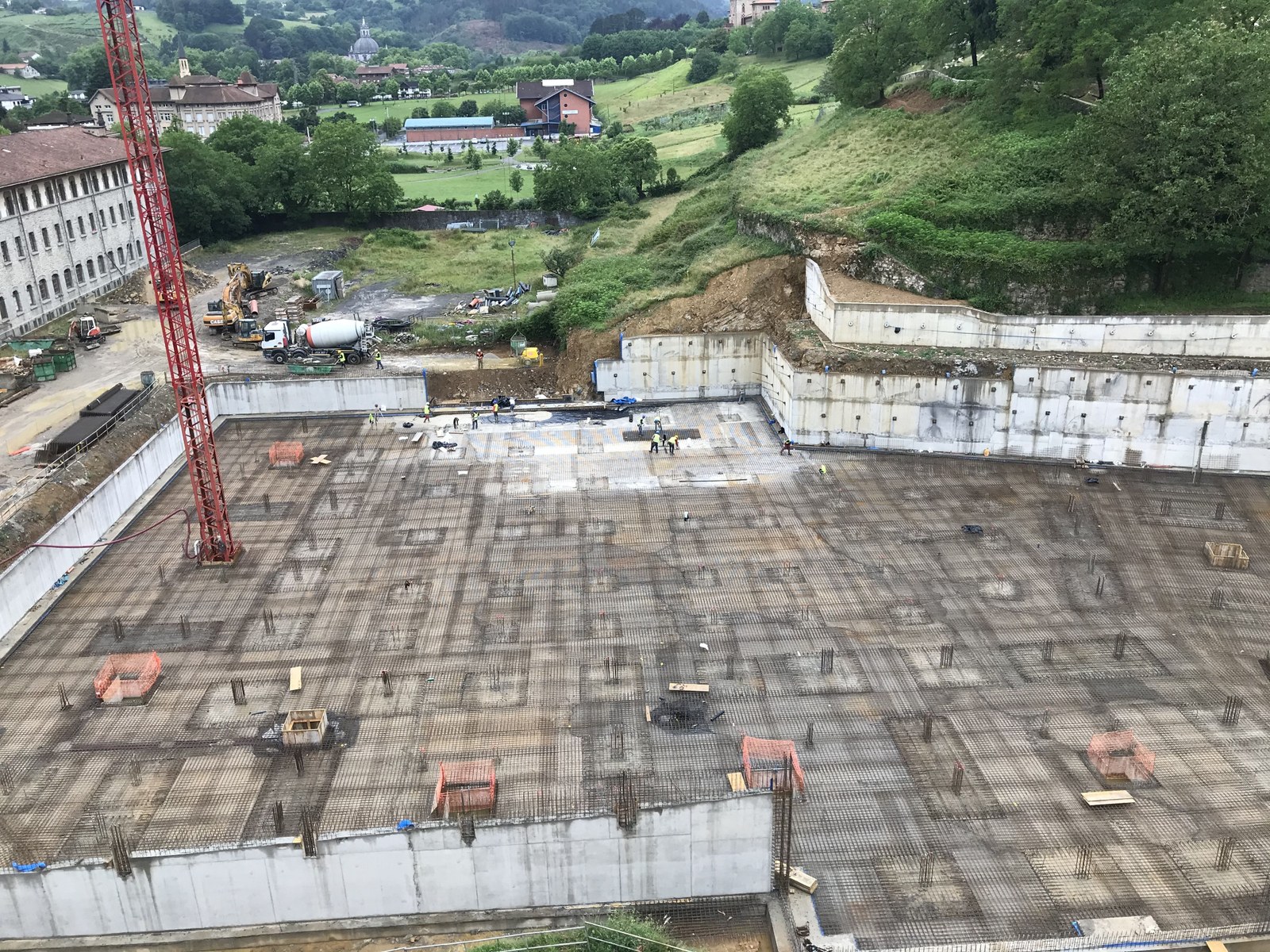 Esklabak-Iturzuloko babestutako etxebizitzetan zimentazio losa hormigonatuko dute asteartean