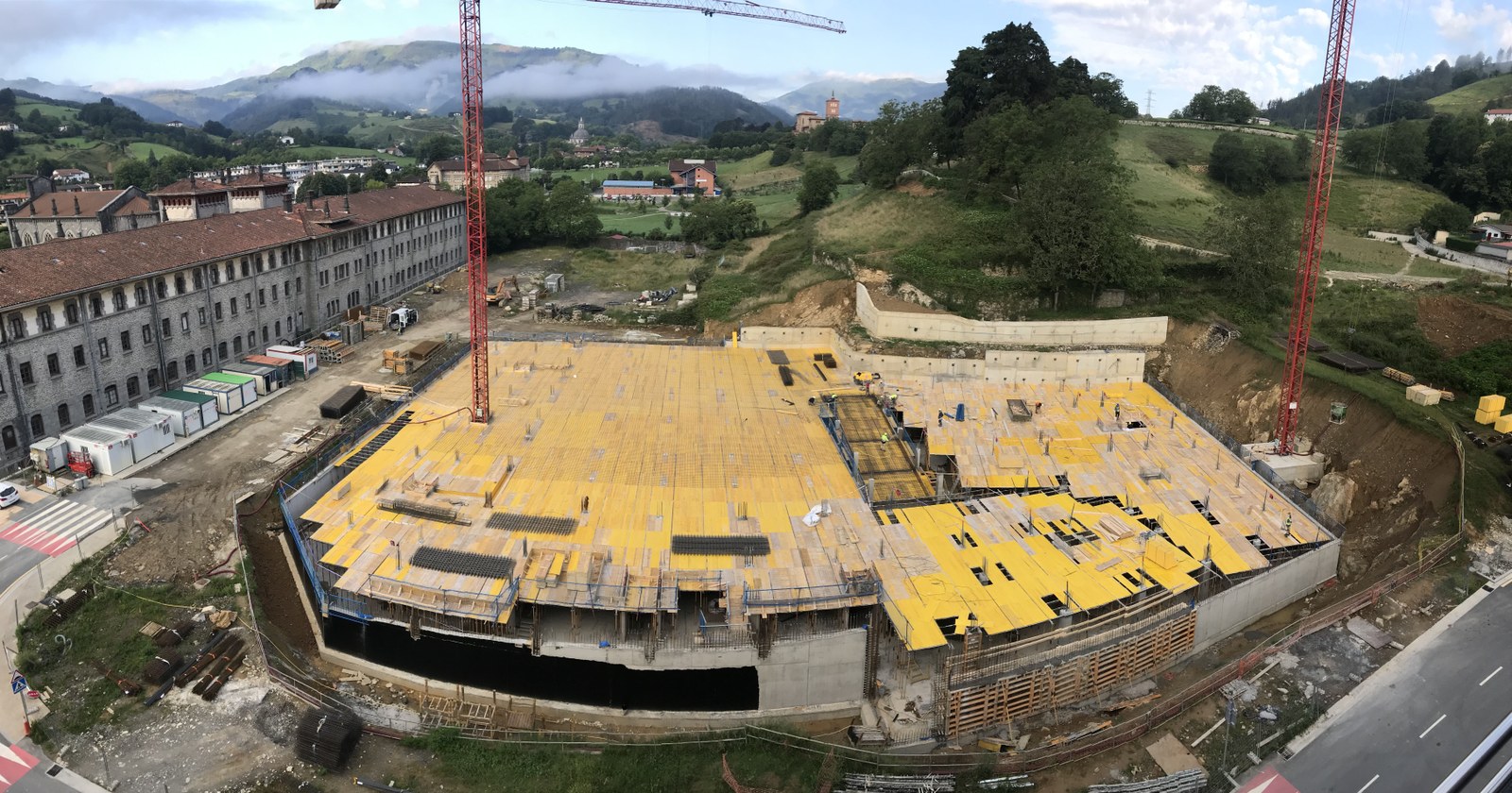 Esklabak-Iturzuloko babestutako etxebizitzetan zimentazio losa hormigonatuko dute bihar