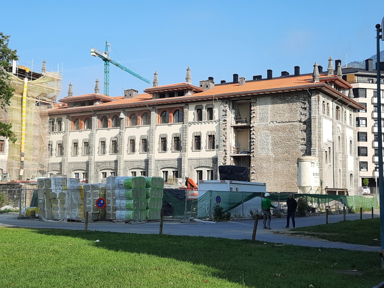 Esklabetako alokairurako 48 etxebizitzen obrak bide onetik doaz