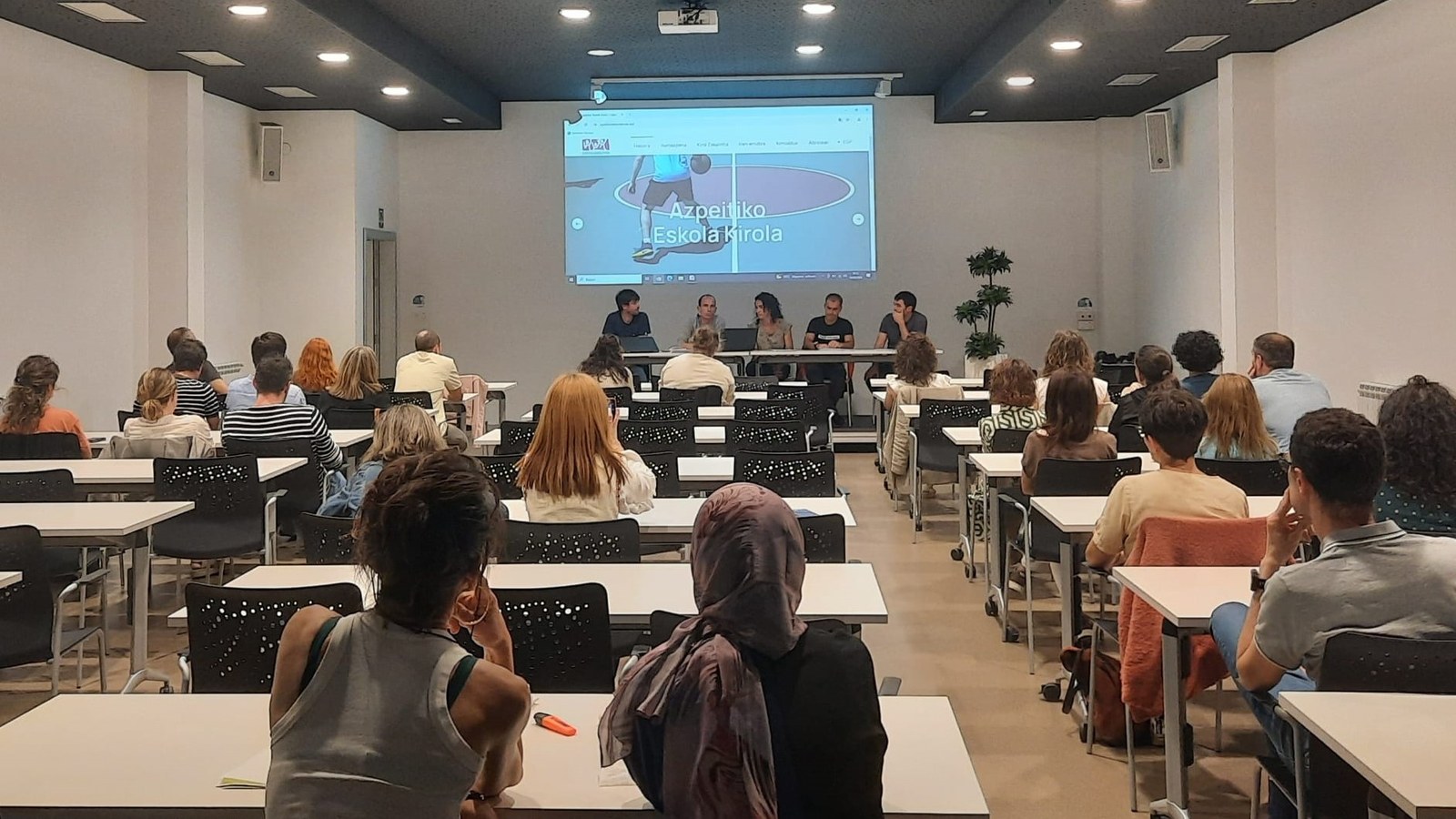 Eskola kirolak izango dituen aldaketen berri eman dute ikastetxeetako eta udaleko ordezkariek