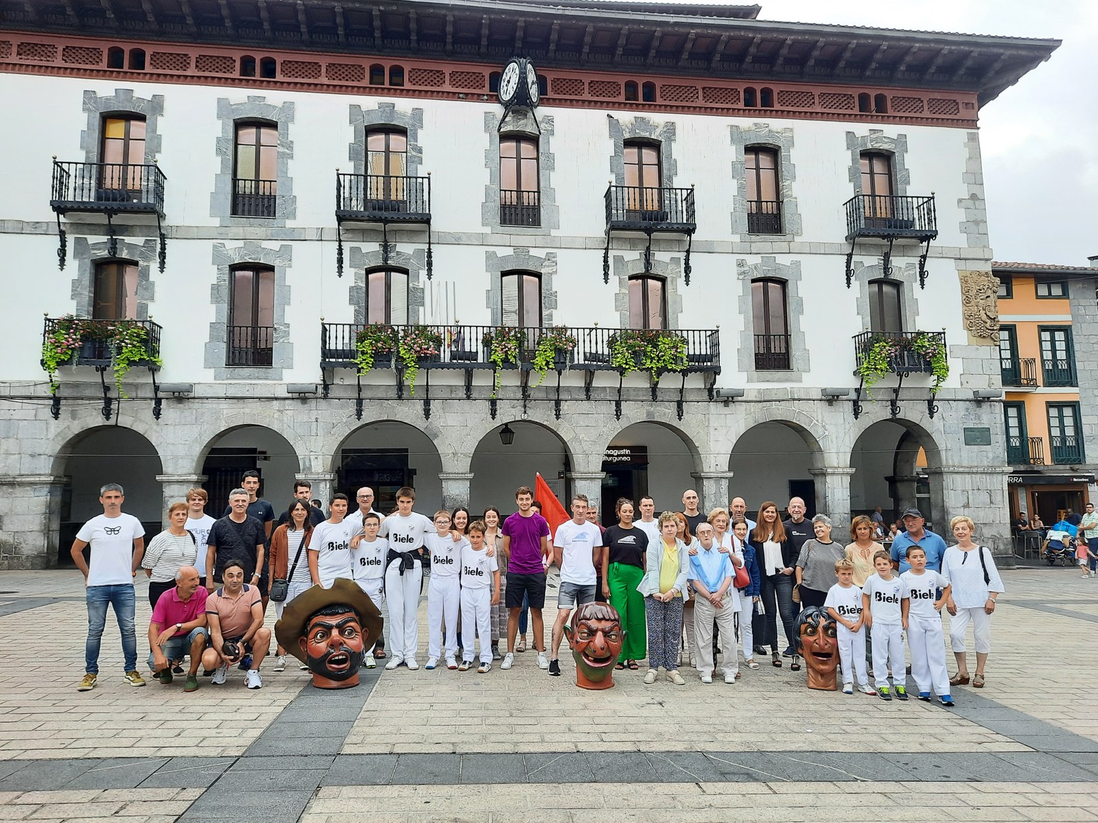 Festarako deia egin diete udalak eta eragileek azpeitiarrei