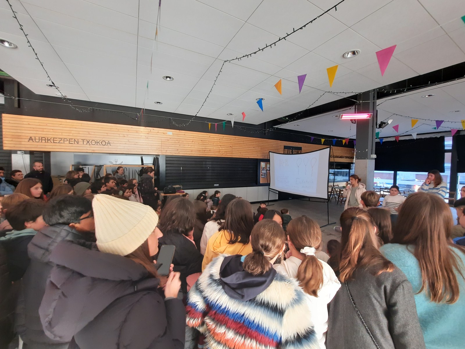 Gaztetxoentzako Neguko Topaleku bihurtuko da Azoka Plaza igandeetan