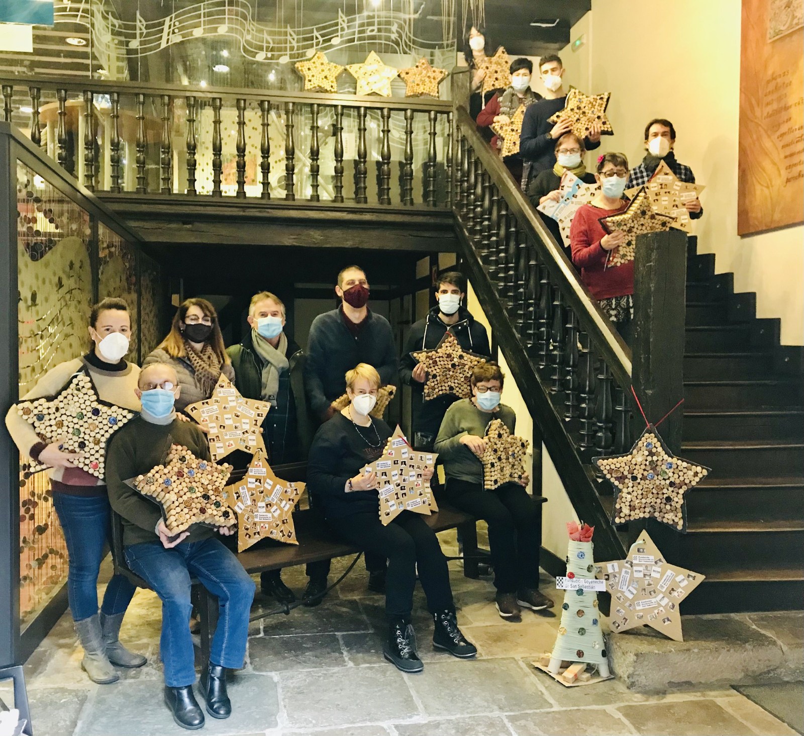 Goienetxe fundazioko kideek egindako Gabonetako apaingarriak, herriko txoko desberdinetan