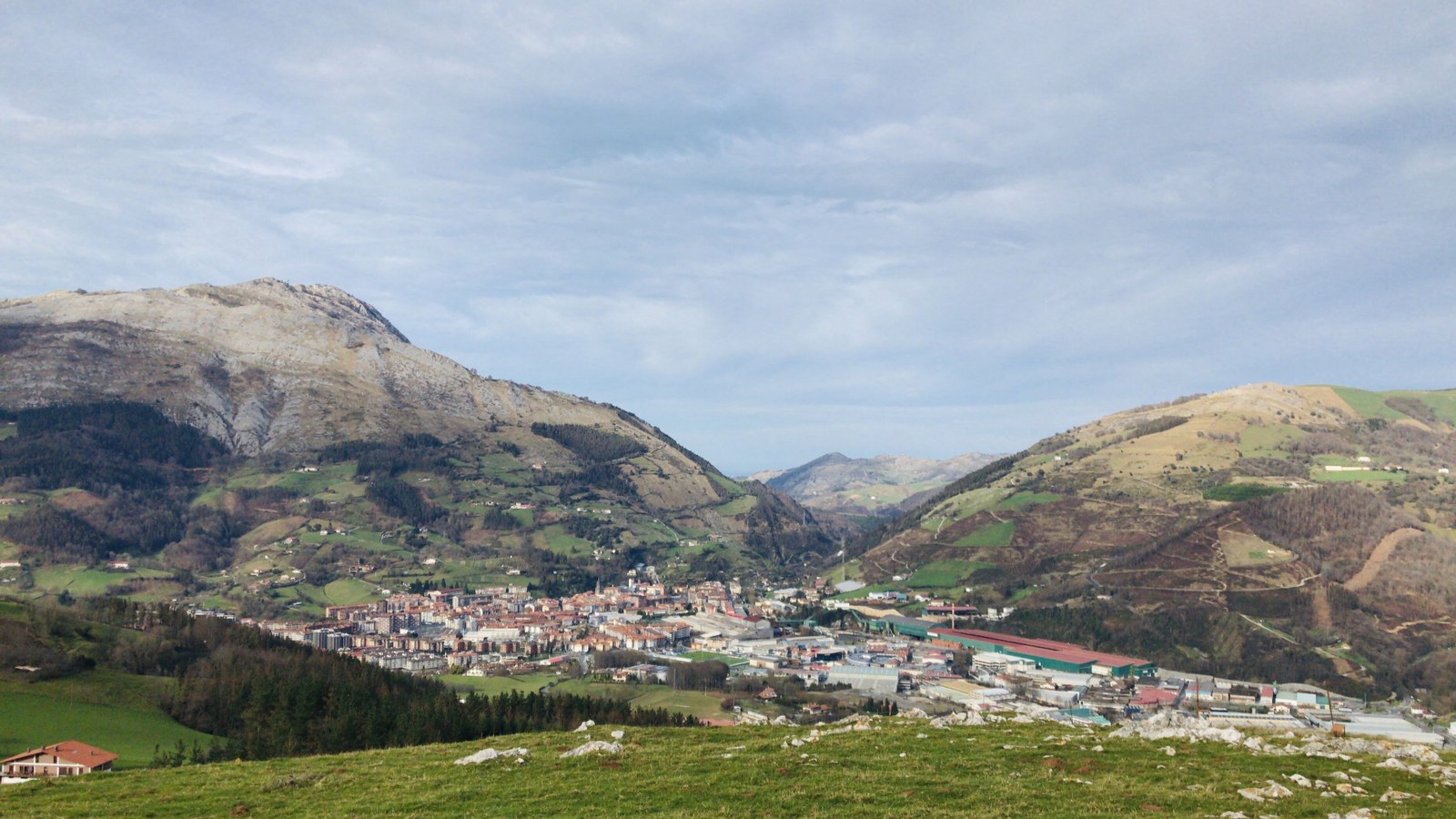 Hainbat baserri bide konponduko ditu udalak