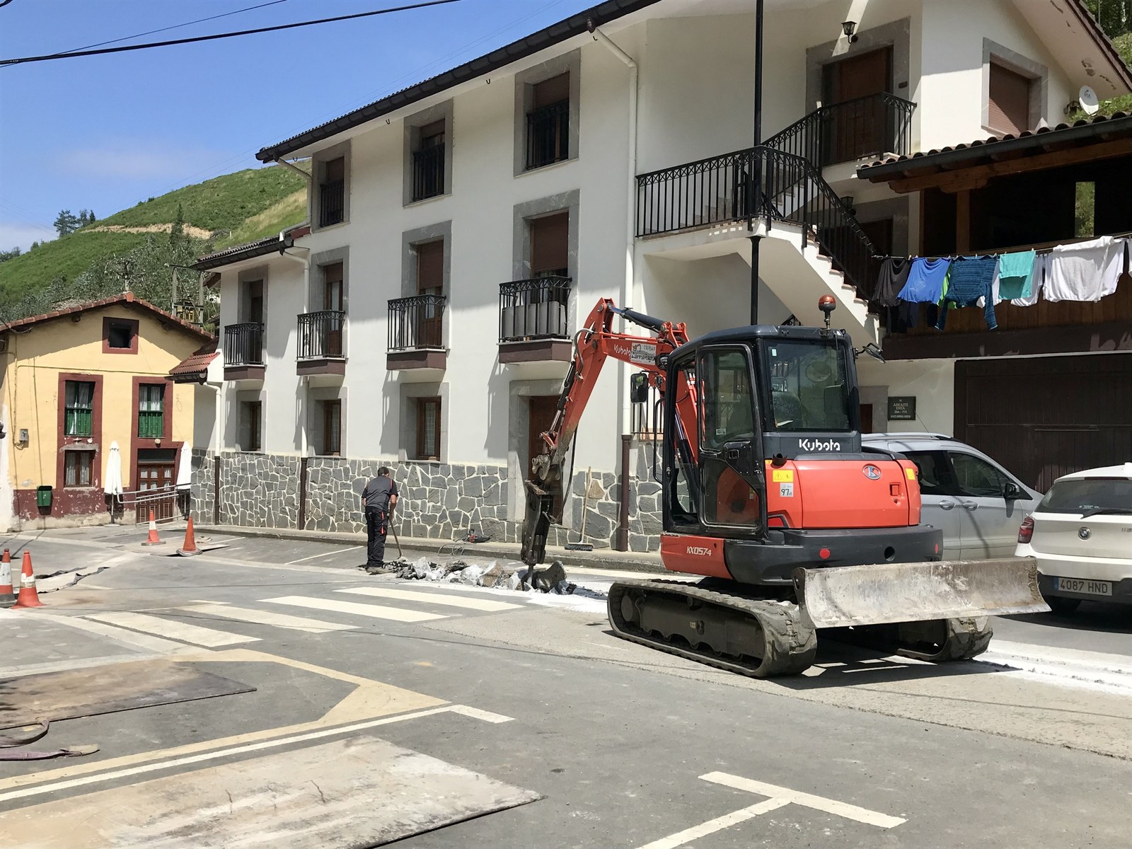 Hasi dira Aratz-errekako frontoia konpondu eta saneamendu sarea hobetzeko obrak