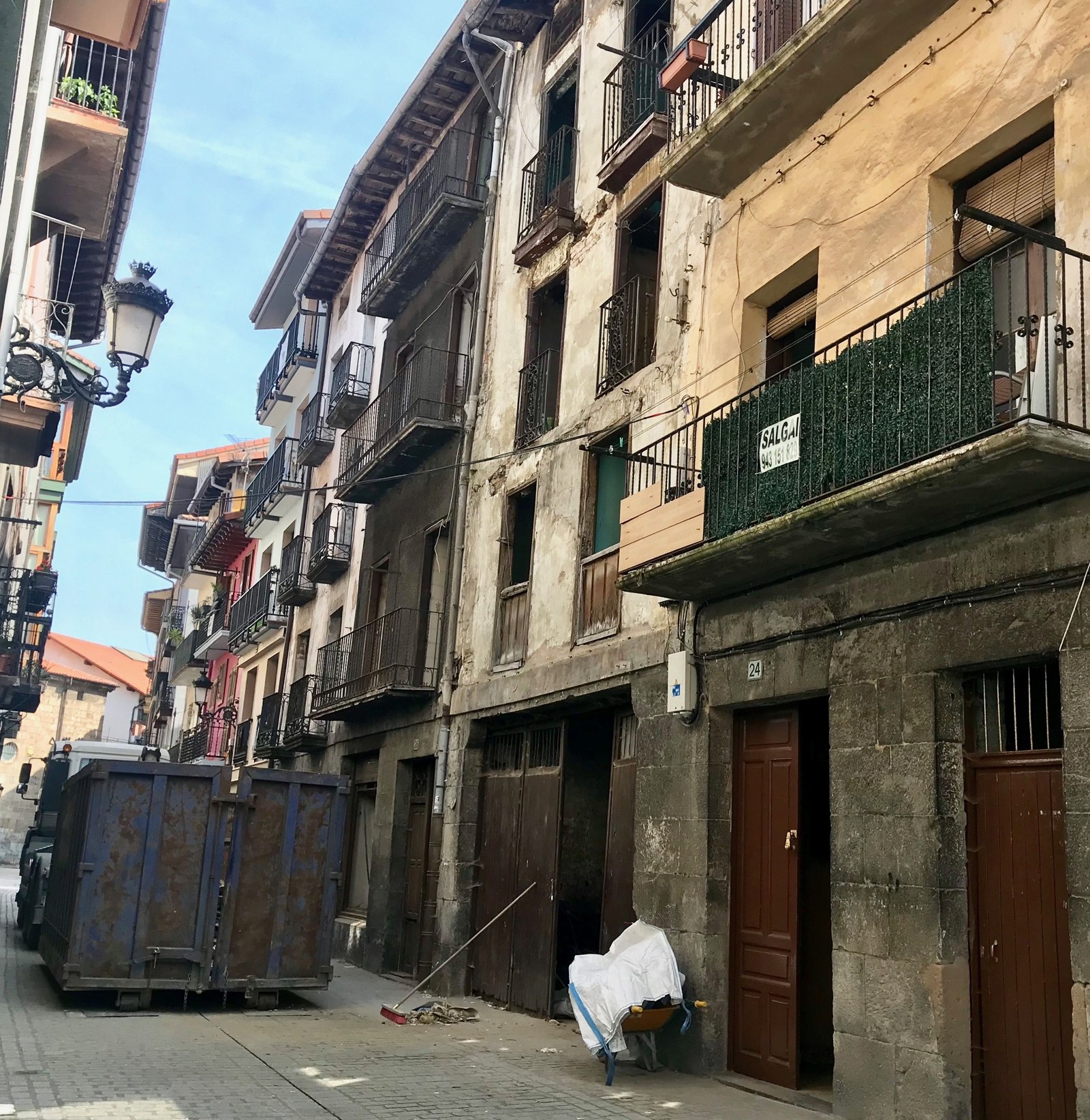 Elizkalean, hasi dira alokairurako 12 etxebizitza berri egiteko, zaharrak eraisten