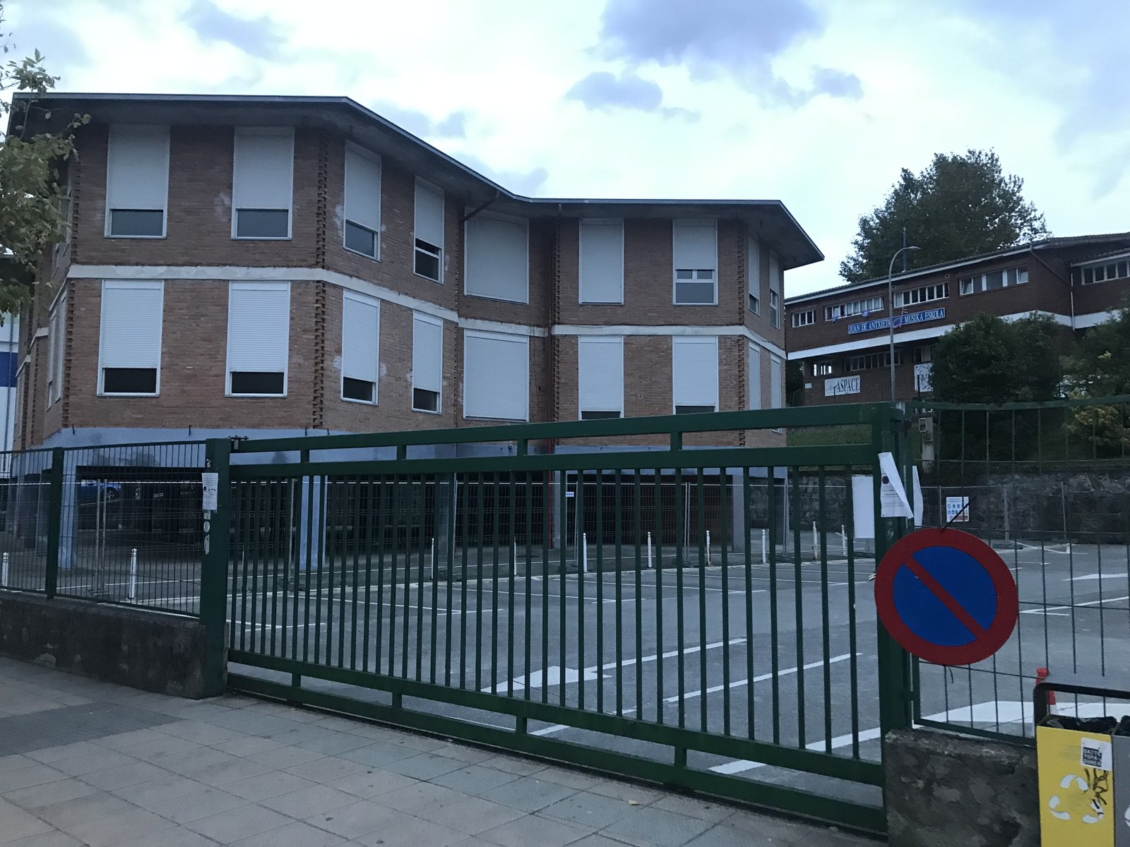 Hasi dira Perretxikoa eraisteko lanak