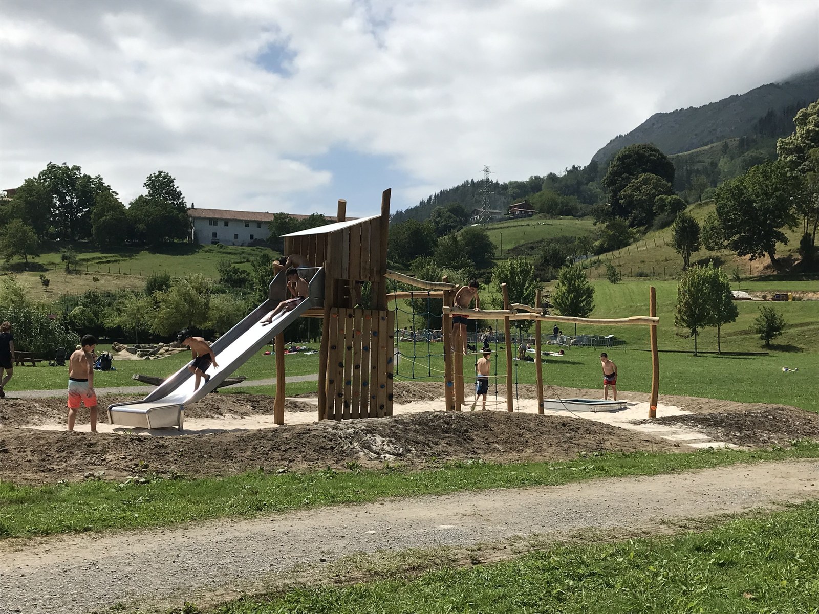 Haurrentzako parke berriak prest dira jolaserako