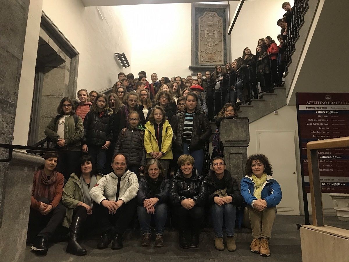 Hazparneko Elhuyar Kolegioko eta Urola Ikastola BHI-ko ikasleei harrera egin zaie udaletxean