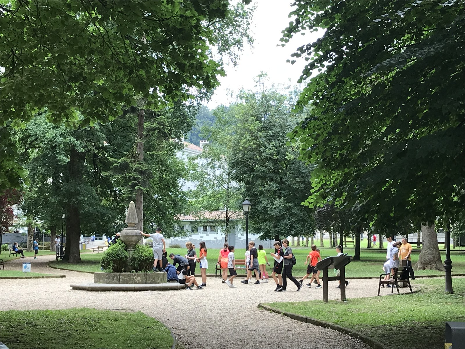 Herriko hainbat parke eta bide garbitu dituzte gaur, elkarlanean