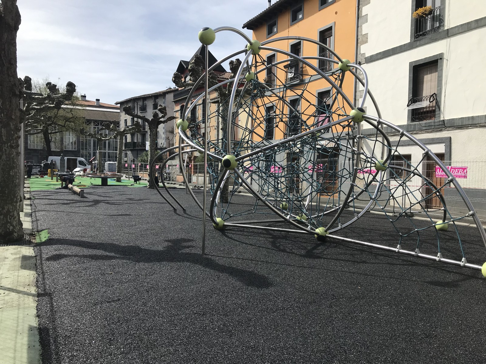 Herriko hemeretzi haur parkeen konponketa lanak aurrera doaz